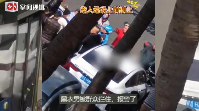   男子追上騎手后鎖喉?yè)]拳將其拉下車