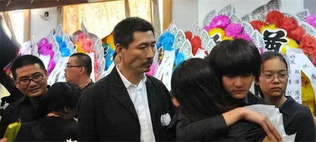 张子健祭拜前妻！李婷墓地曝光 在高楼大厦旁