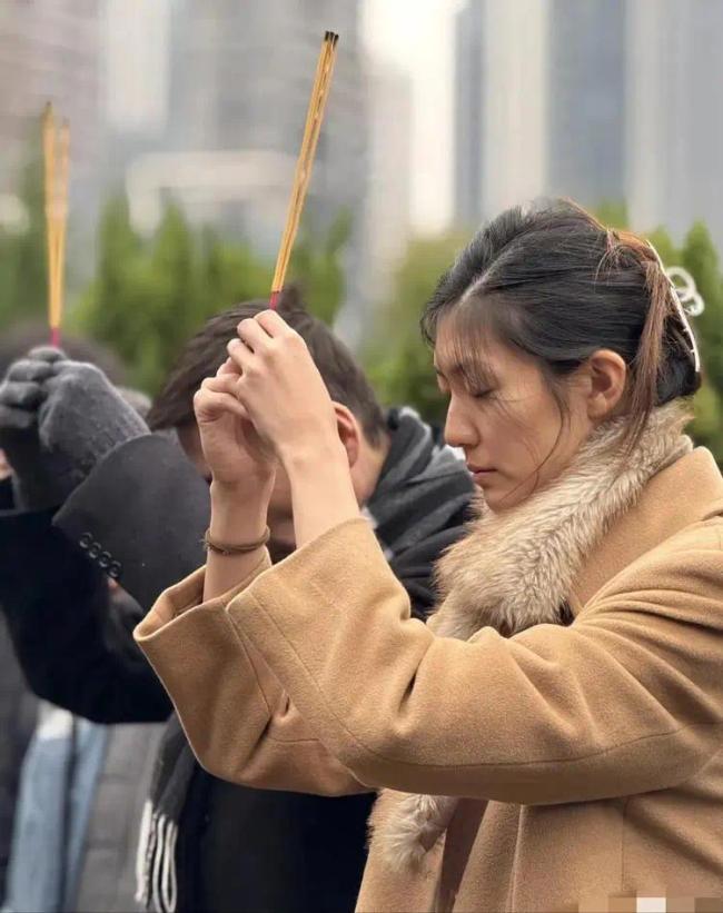 张子健祭拜前妻！李婷墓地曝光 在高楼大厦旁