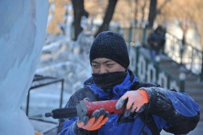 日薪千元的冰雕師傅是如何工作的 匠心獨運(yùn)冰雪間