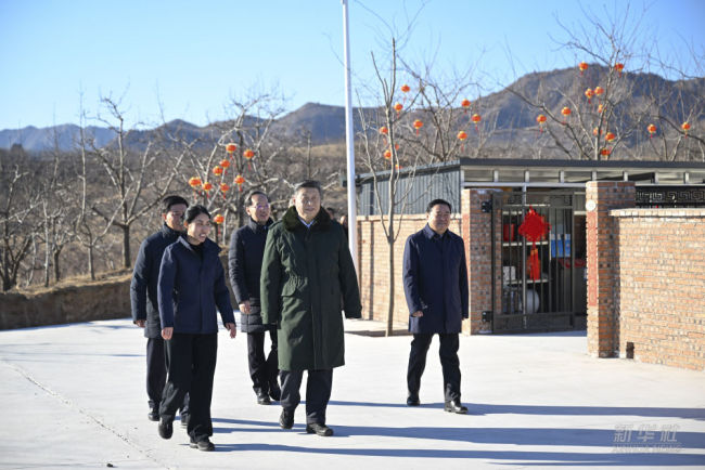 习近平在辽宁葫芦岛市看望慰问受灾群众