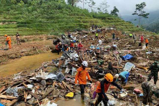 印尼中爪哇省洪水和山體滑坡已致21人死亡