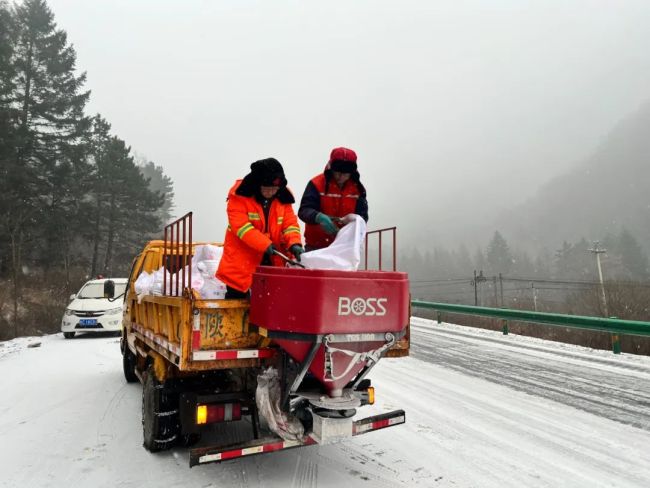 陜西交通運輸部門硬核除雪 全力保障道路暢通