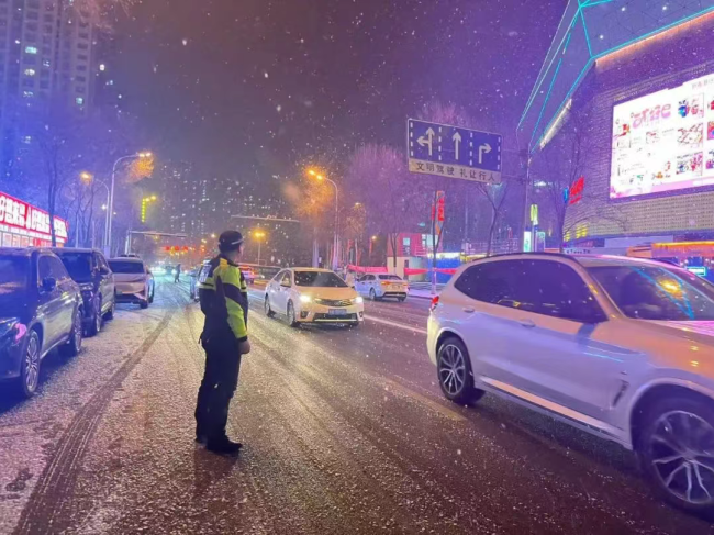 西寧交警連夜拋撒融雪劑保通行 全力應(yīng)對雪后交通挑戰(zhàn)