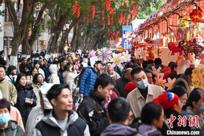 廣州市民“行花街”迎春節(jié) 傳統(tǒng)民俗熱鬧非凡