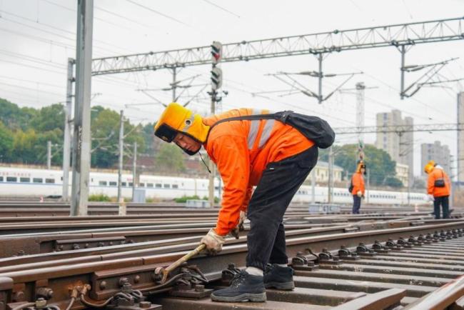 南昌鐵路局積極應(yīng)對低溫天氣 確保春運安全暢通