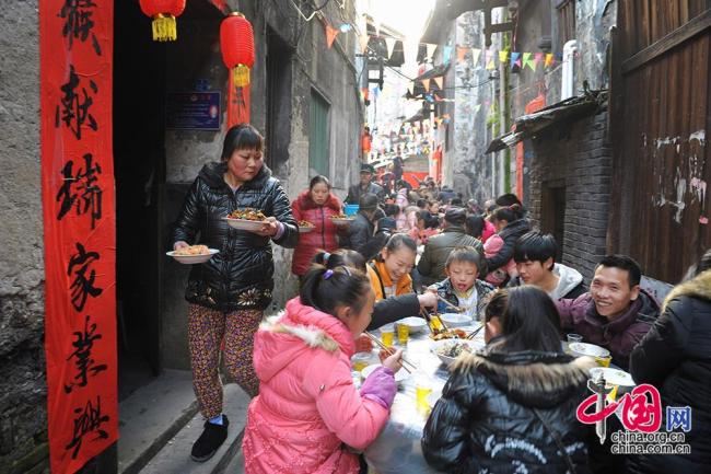 除夕早上贴春联 传递祝福藏祥瑞 千年习俗迎新春