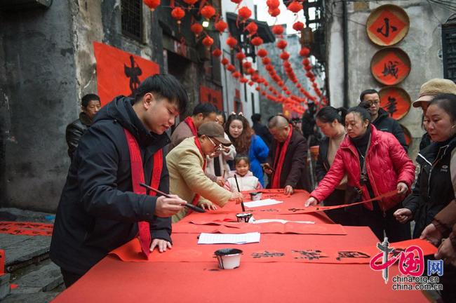 除夕早上贴春联 传递祝福藏祥瑞 千年习俗迎新春