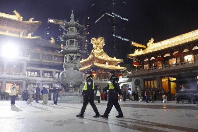 除夕夜龍華寺迎大客流 祈福人潮涌動