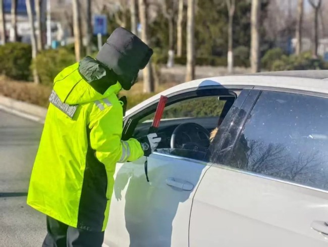 交警喊話喝酒的女婿們勿酒后駕車 溫情習俗不誤安全駕駛