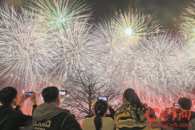 超15萬發(fā)煙花綻放廣州夜空 新春盛宴璀璨奪目