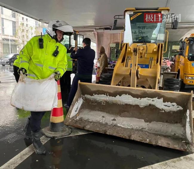 武漢交警提示雨雪即將上線 低溫天氣謹(jǐn)防事故