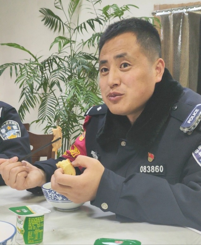 武警戰(zhàn)士6年沒有在家過年,，妻女跨越700公里悄悄來到駐地與他團(tuán)圓 千里送年味