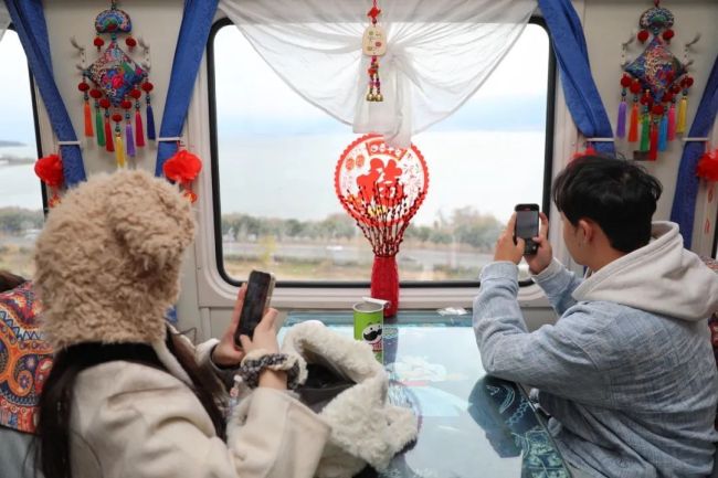 坐火車竟然偶遇“白娘子”,？旅客：真應景！