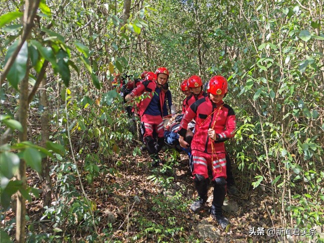 男子游玩溪谷摔傷 消防民警聯(lián)合救援 緊急救援行動成功