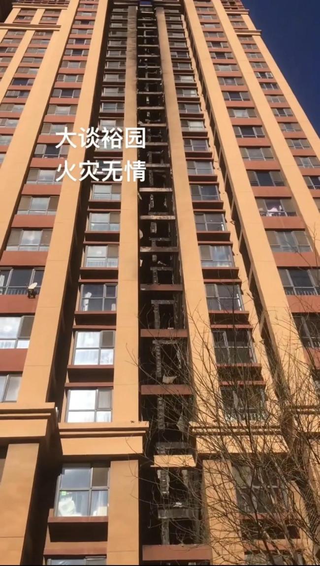 石家莊一高樓起火 火勢蔓延至樓頂 水火無情警醒眾人