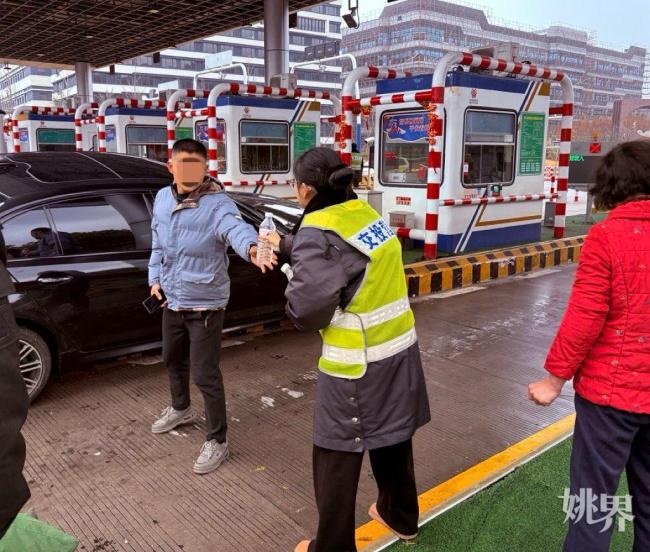 轎車沖上收費站船島 高速收費員暖心援助 溫暖舉動獲贊