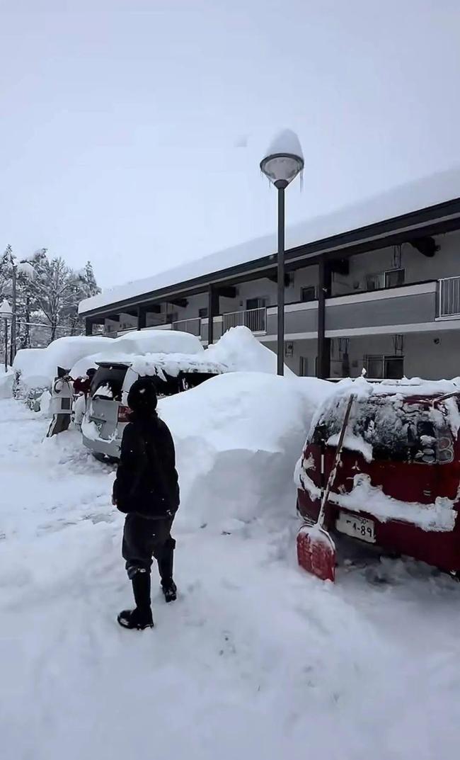 日本降雪持續(xù)多個航班被取消 寒潮引發(fā)生活混亂