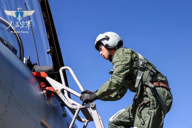 亮劍云端,！南部戰(zhàn)區(qū)空軍航空兵組織跨晝夜飛行訓(xùn)練