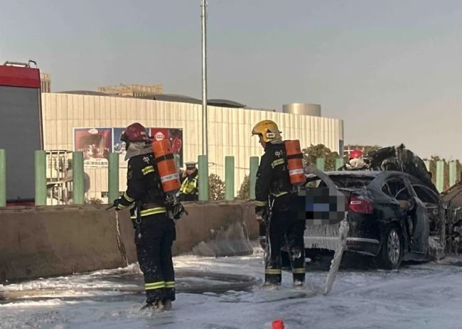 上海發(fā)生3車追尾事故2車燒毀