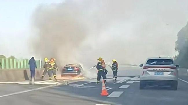 上海發(fā)生3車追尾事故 2車被燒毀