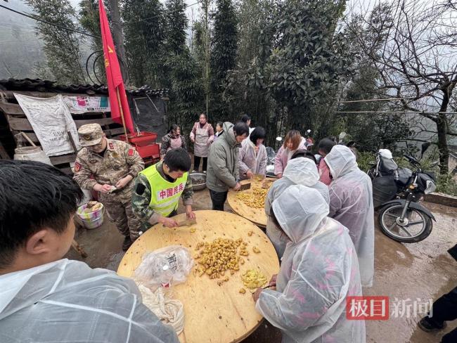 四川山體滑坡 有村民驅車30公里趕來幫忙做飯 愛心匯聚救援現(xiàn)場