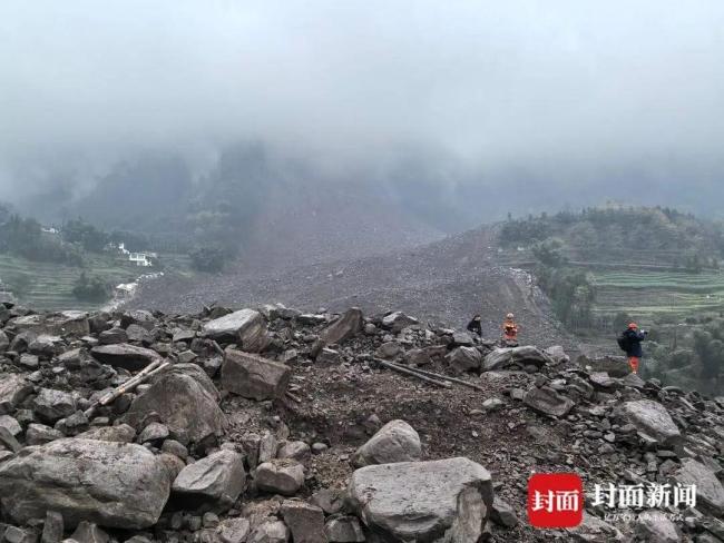 村民讲述筠连山体滑坡瞬间 救援争分夺秒进行中