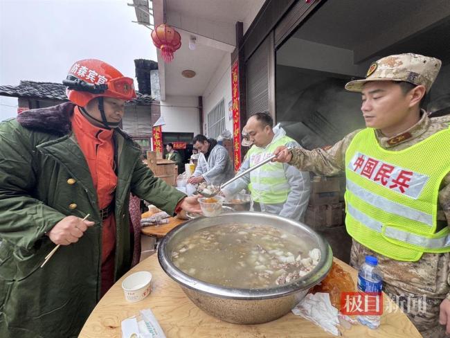 四川筠连山体滑坡 附近乡镇村民自发捐款捐物 爱心汇聚救援现场