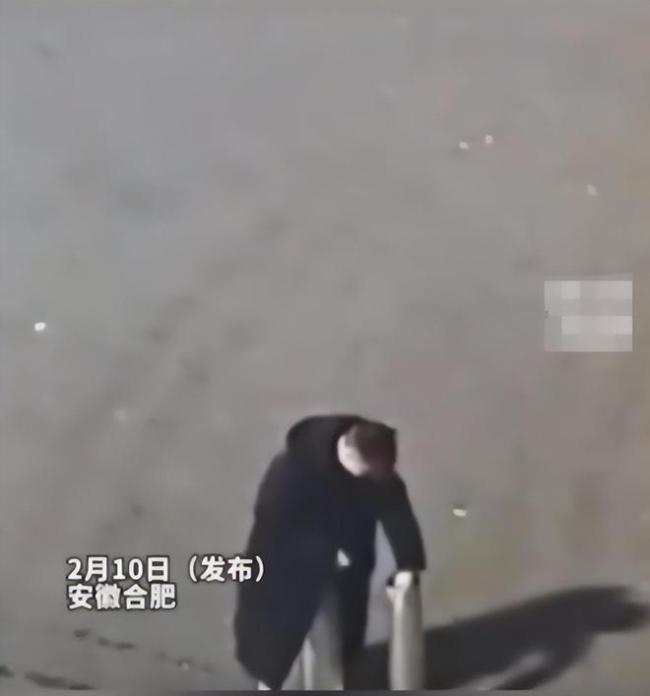 男子当街点烟花被炸身亡 监控曝光 违规燃放酿悲剧