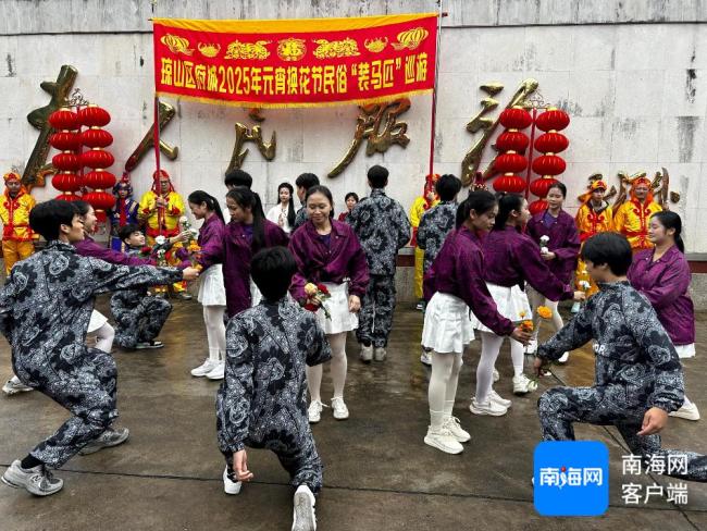 换花节百年民俗“装马匹”巡游现场 传统文化的魅力再现