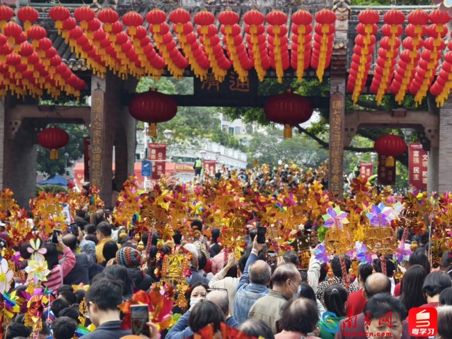 108米大金龍亮相佛山行通濟現(xiàn)場