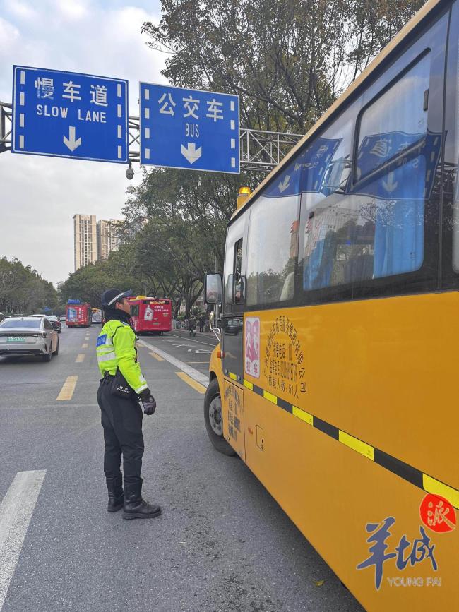 廣州交警開學(xué)首日查車 嚴(yán)守學(xué)生交通安全