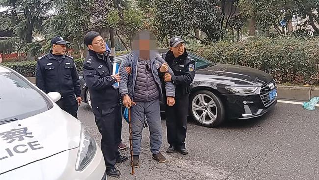 八旬老人摔倒 民警暖心救助 緊急搜尋終獲平安