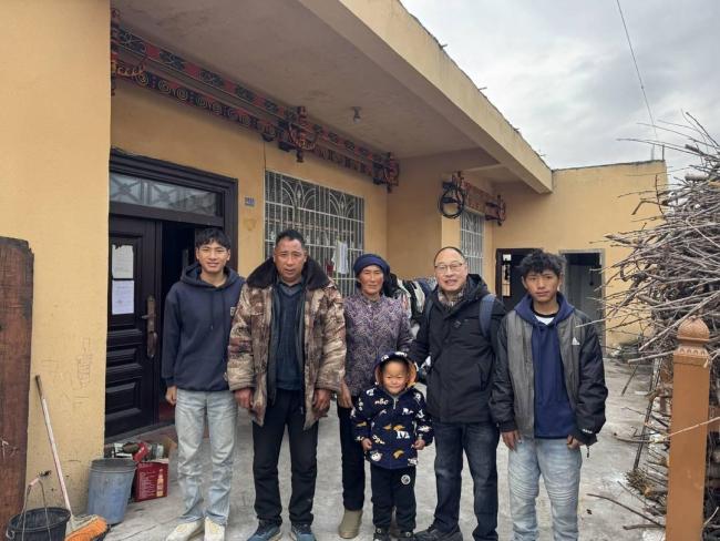 浙江老師48小時家訪12戶涼山學生 千里送暖意
