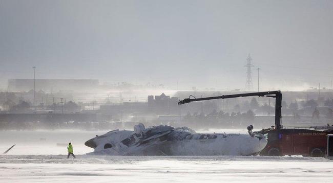 飛機砸地機身起火 美翻覆客機幸存者描述驚魂瞬間