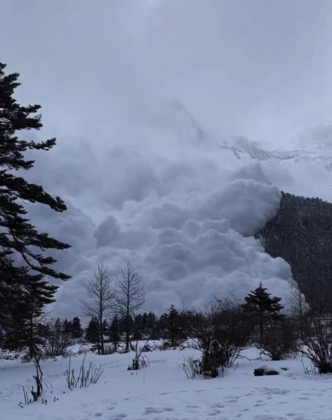 游客稱雪崩時聽到雷聲般巨響 未開發(fā)區(qū)域自然現(xiàn)象