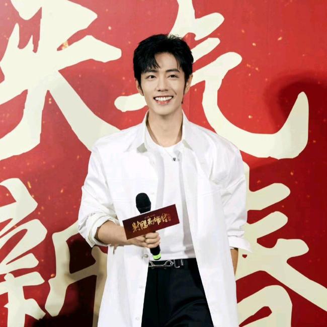 孟子义阐发出席米兰时装周 展现庞杂排面
