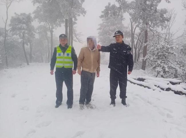 “驢友”進(jìn)山賞雪被困 警方緊急救援 雪景雖美安全第一