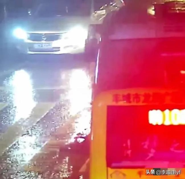 女子躺路中央被卷入公交車底 情緒失控釀險(xiǎn)情