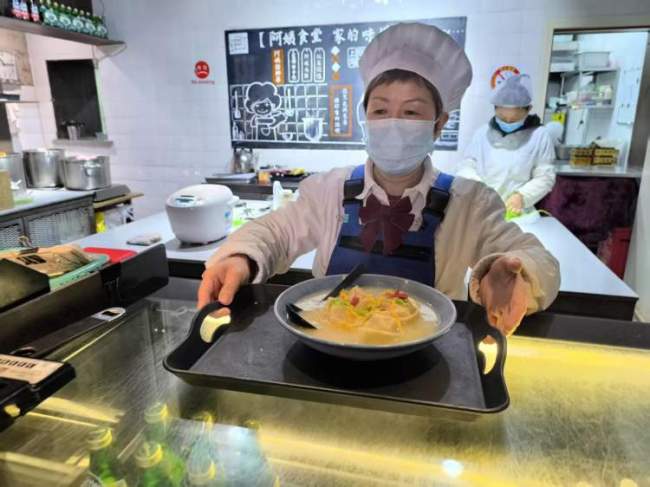 網(wǎng)紅餐廳開售“拳頭大”的刀魚餛飩 春天的第一口鮮