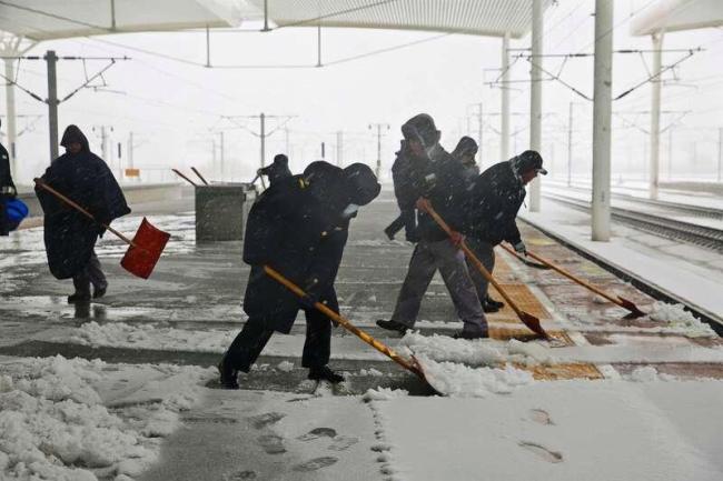 山東多個(gè)車站列車晚點(diǎn)停運(yùn) 暴雪影響出行