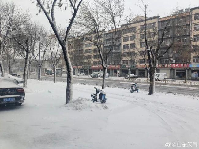 山東發(fā)暴雪橙色預(yù)警 多地大到暴雪影響交通