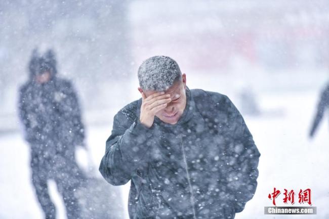 山東濟(jì)南暴雪交警疏導(dǎo)交通 寒潮致出行受阻