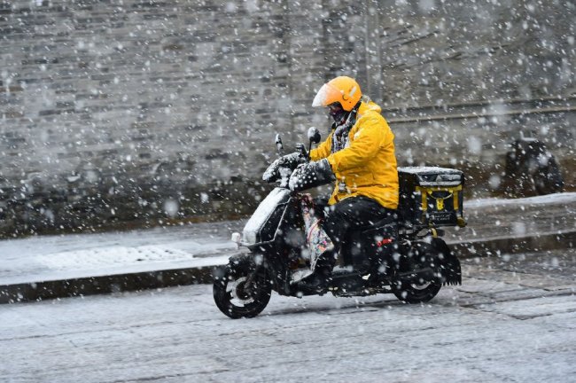 大雪普降山東地區(qū) 濟(jì)南淄博等地銀裝素裹