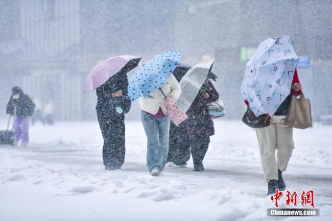 交警暴雪疏导车辆一夜冻成“雪人” 寒潮下的坚守