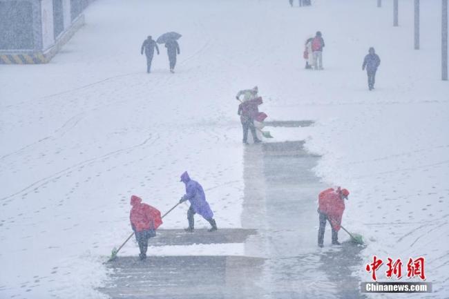 山東多地暴雪 武警鏟雪推車 寒潮致交通受阻