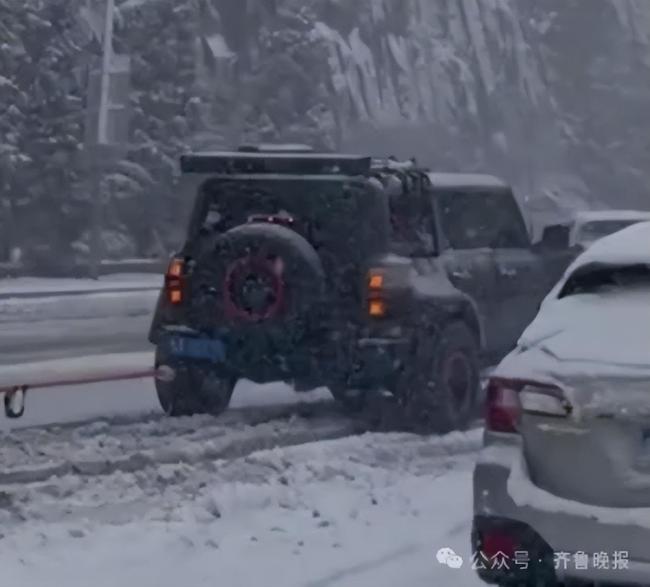 魯A55X7E暴雪中拖完公交拖掃雪車 極限救援獲贊