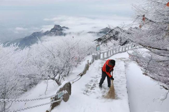 寒潮過后泰山6條游覽線路恢復(fù)開放 雪后美景待客來