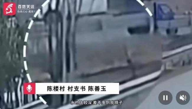 小車墜河3人落水 小伙跳水砸窗救人 生死120秒救援