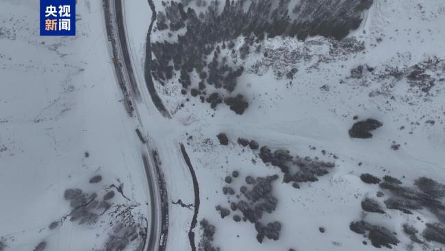 新疆伊犁連霍高速山區(qū)路段出現(xiàn)雪崩 交通受阻搶險(xiǎn)中